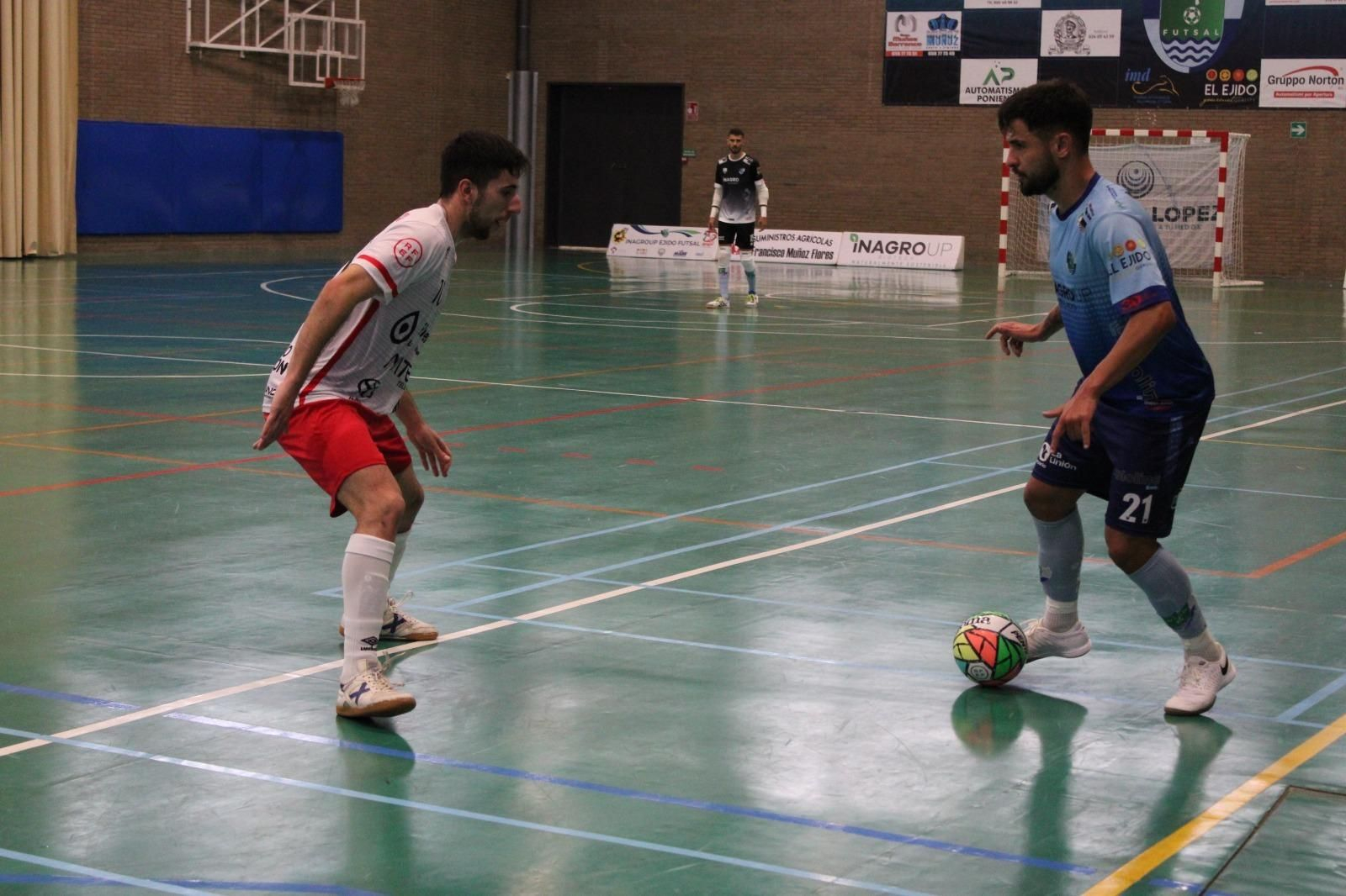El celeste Beto encara a un rival durante el último encontra disputado como locales.
