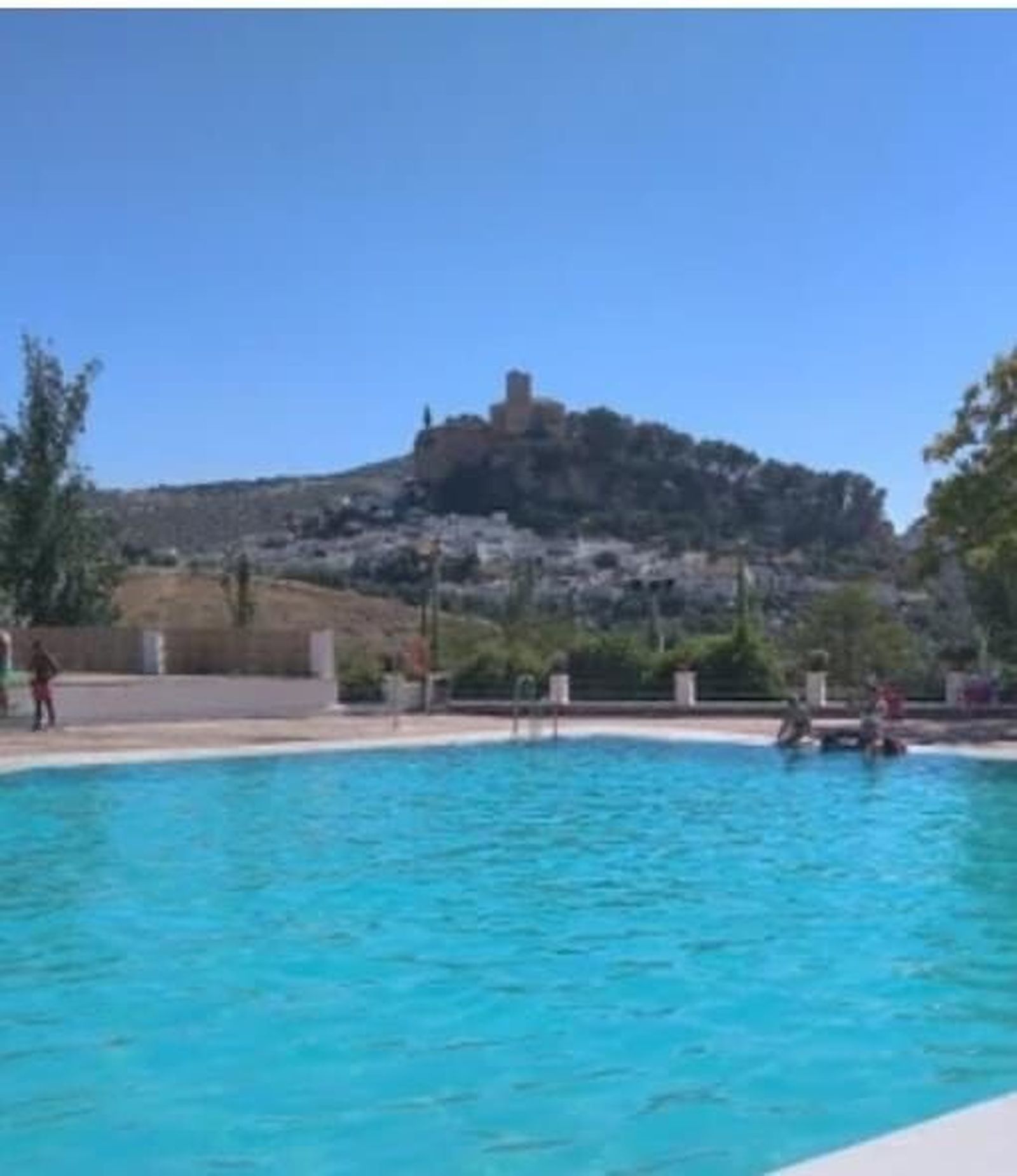 Los vecinos de Montefrío disfrutan declases de aquagym y natación en la piscina municipal