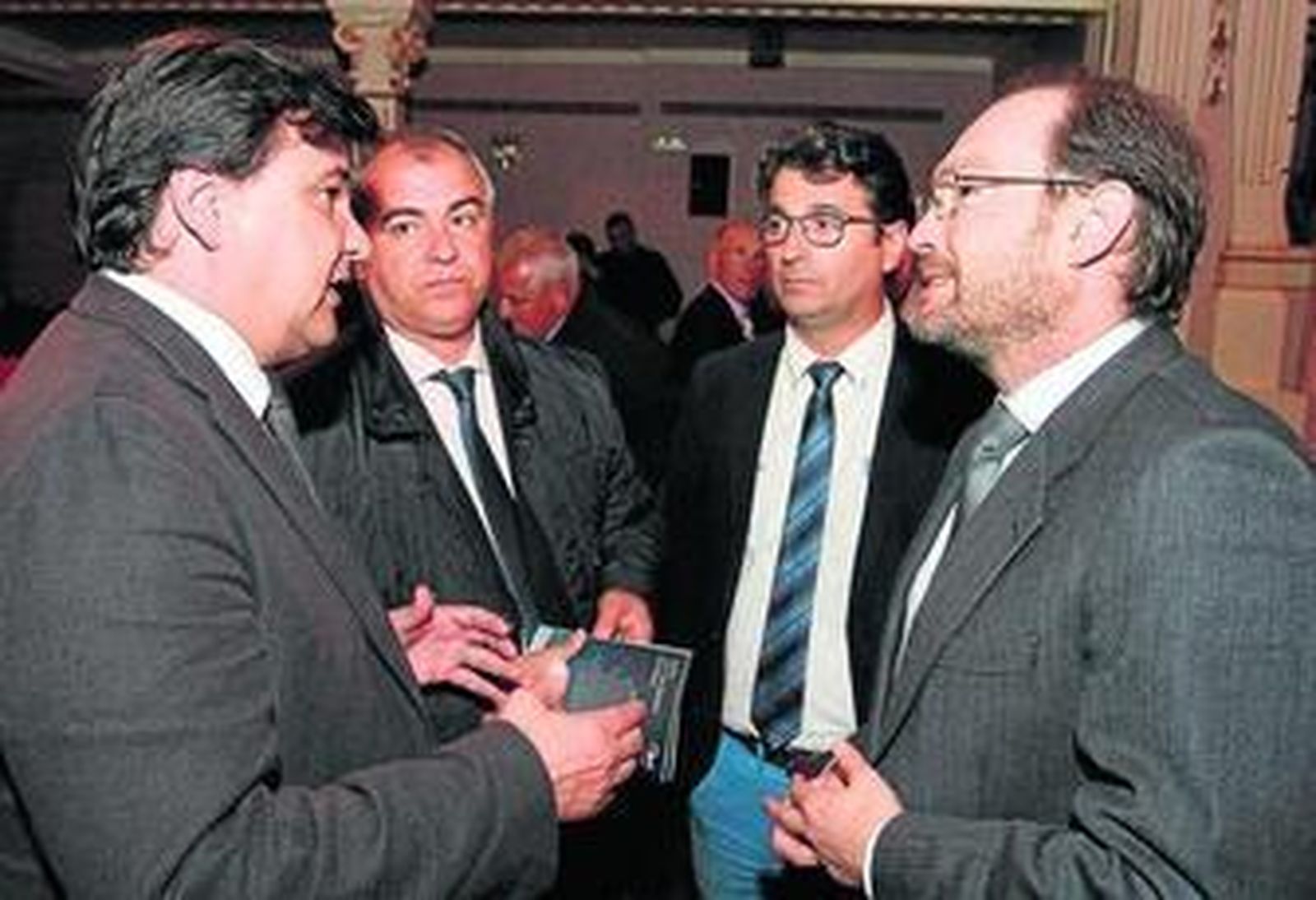 Gabriel Cruz, José Antonio Fernández, José Antonio Cabrera y José Fernández, en la gala anual de la AOPD celebrada el lunes en el Gran Teatro.