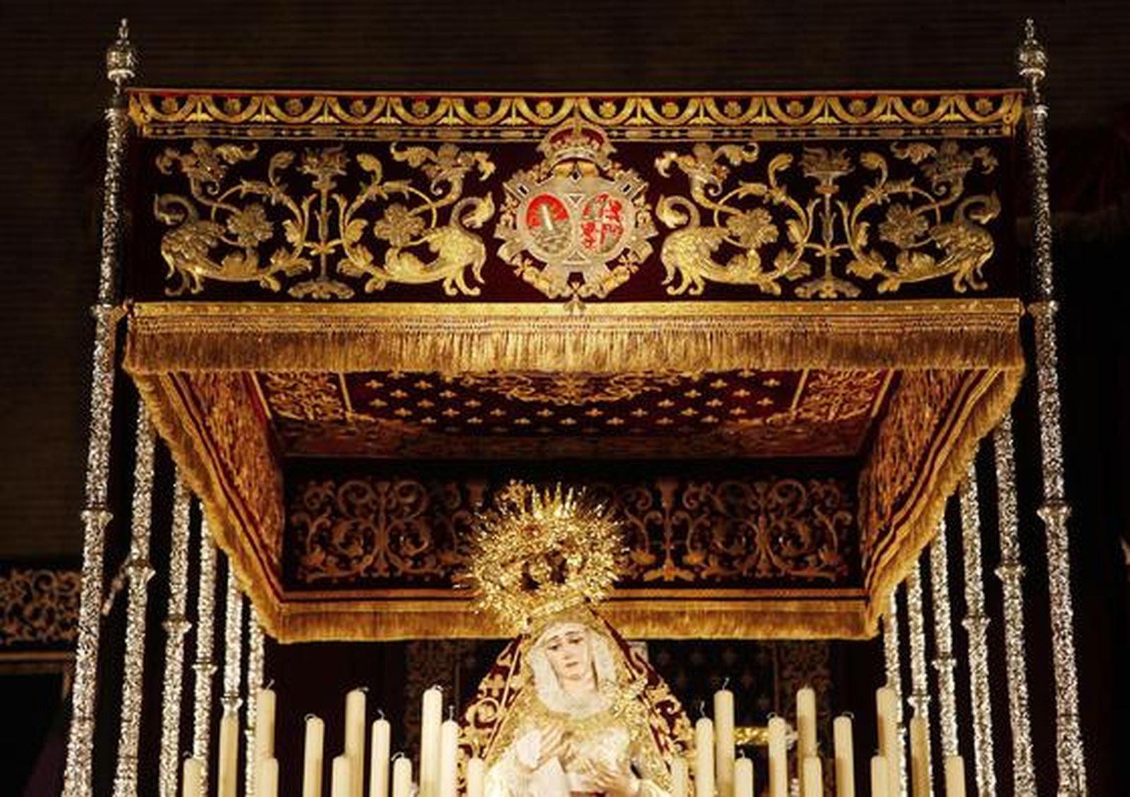 Las hermandades de las Cigarreras presentó la restauración de los bordados de su paso de palio y el nuevo techo, réplica del anterior. 

Foto: Jose Angel Garcia