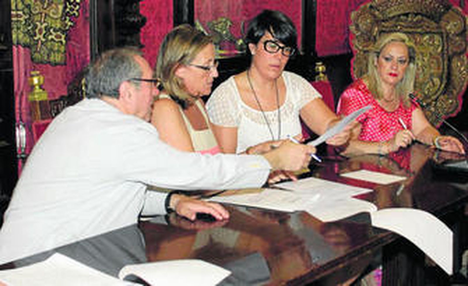 Enrique Oviedo, presidente de la Federación Provincial de Comercio, estuvo en la firma del convenio.