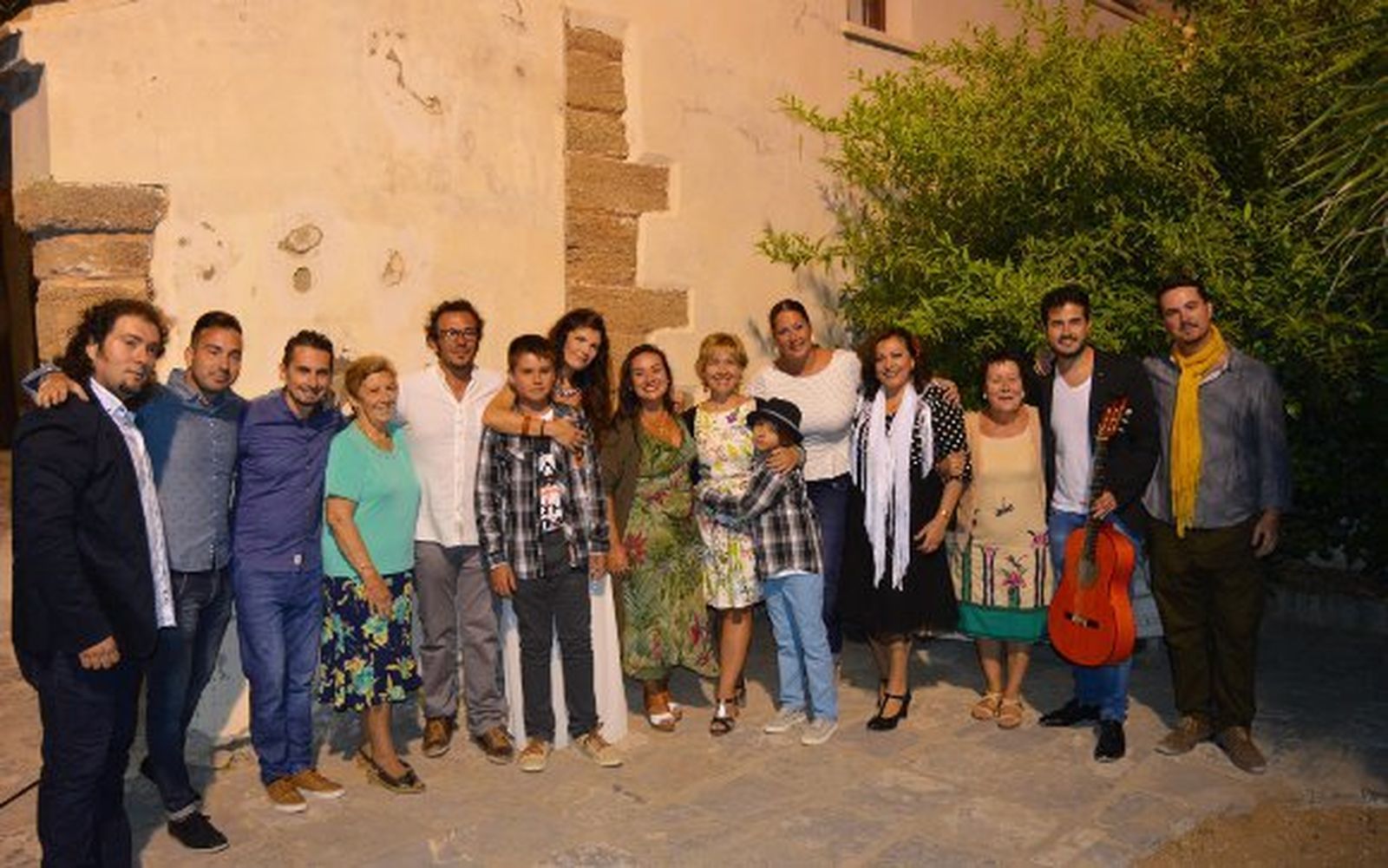 Diego Montoya, Juan José Alba, David Gavira, Lucía Vera, el alcalde José María González, Anabel Ribera, Encarnita Anillo, Mely Agulló, Ana Polanco, Carmen  de la Jara, Encarna Salazar, Jorge Bautista y Andrés Hernández.  Foto: Ignacio Casas de Ciria