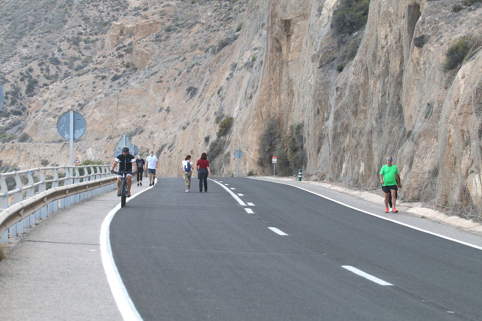 Las imágenes de la gente paseando en la carretera cortada de El Cañarete