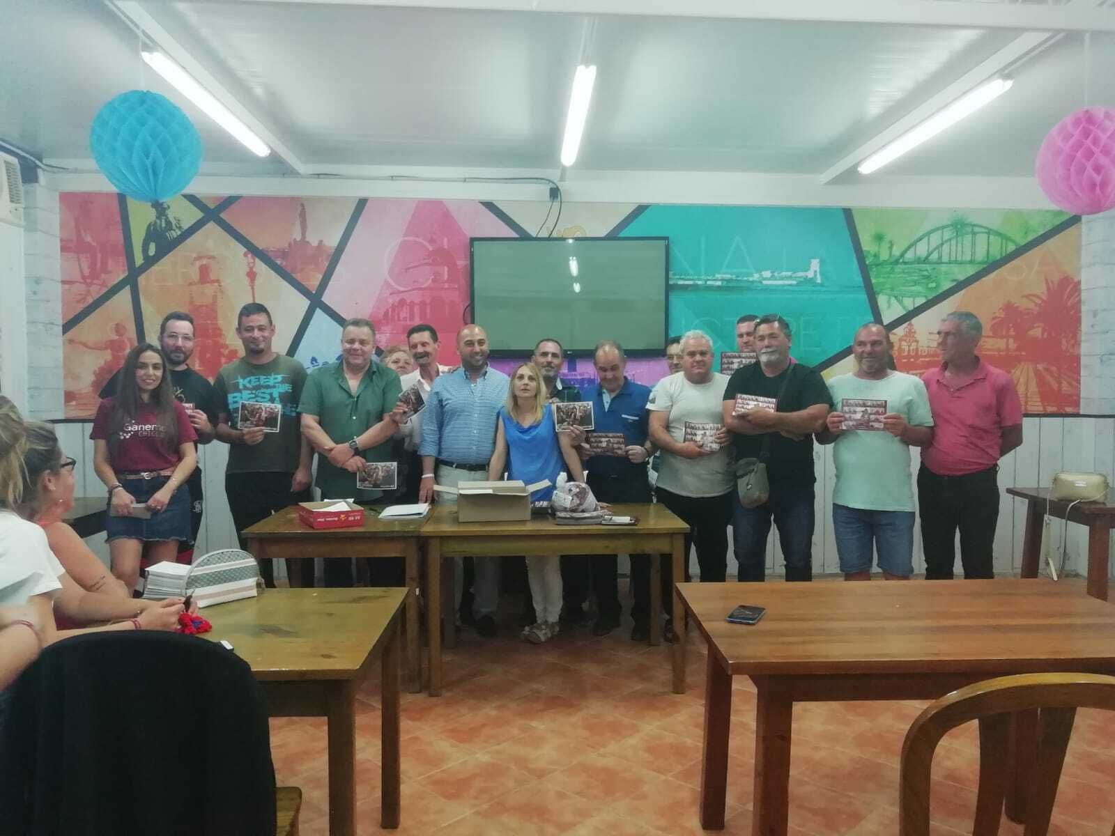 El candidato de Ganemos posa con los asistentes al acto.