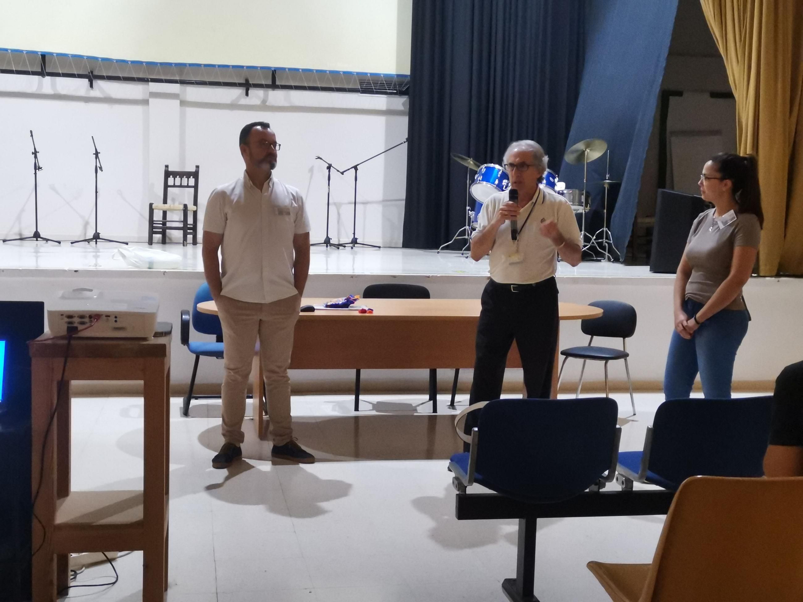 El director Miguel Ángel de la Cruz se dirige a los participantes en el curso de verano.