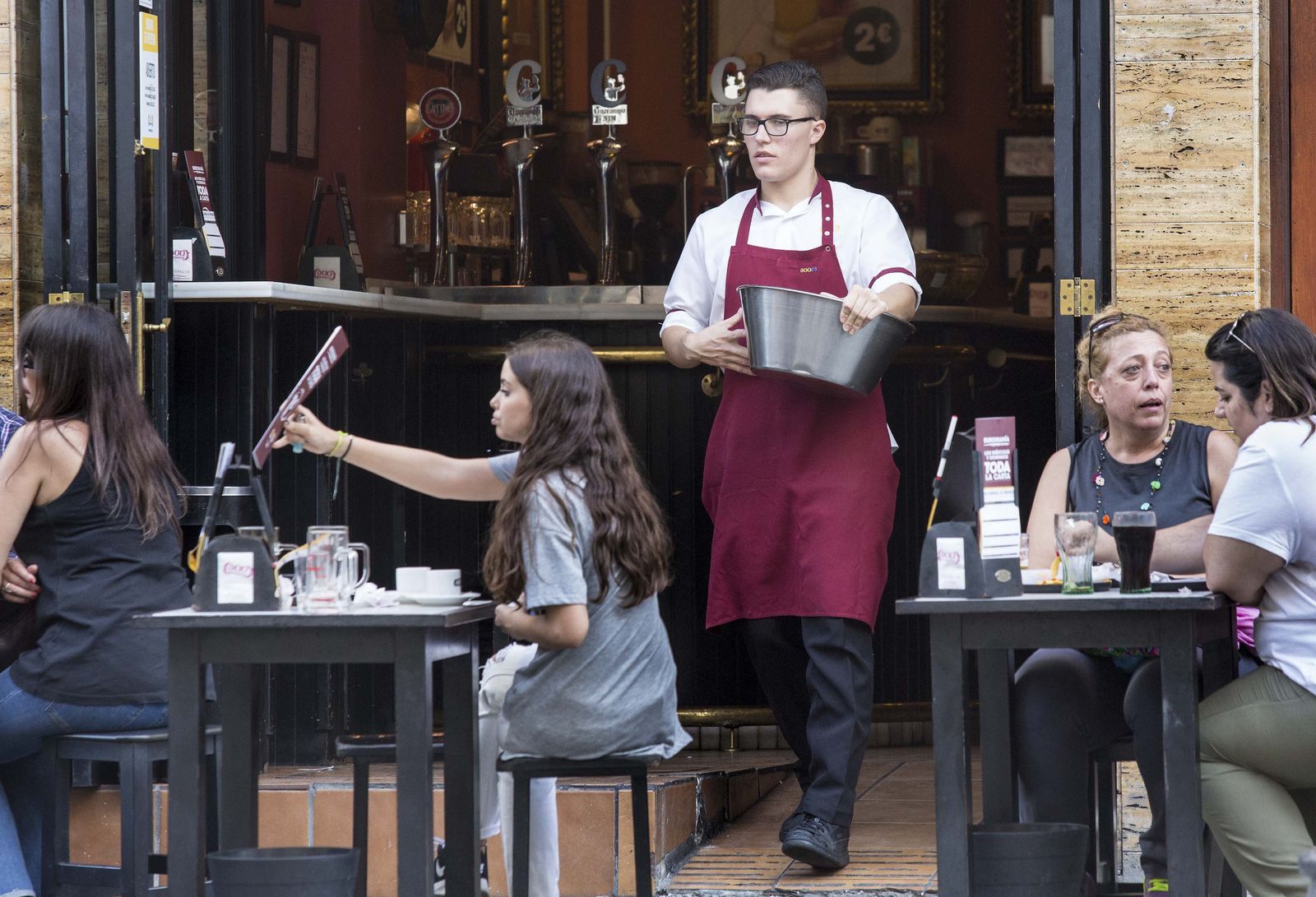 Los expertos alertan de la excesiva dependencia del sector servicios.