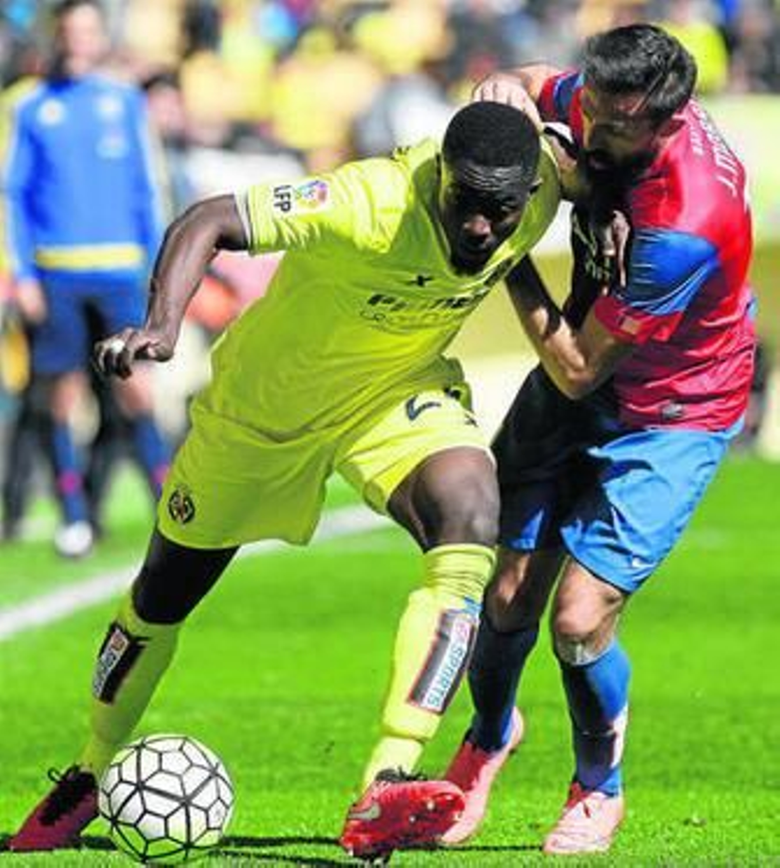 El local Bailly, ayer lateral derecho, se lleva con fuerza el balón ante el levantinista Morales.