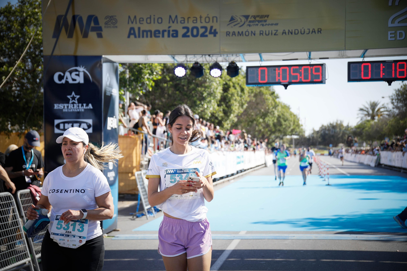 Imágenes de la llegada de la Media maratón Ciudad de Almería