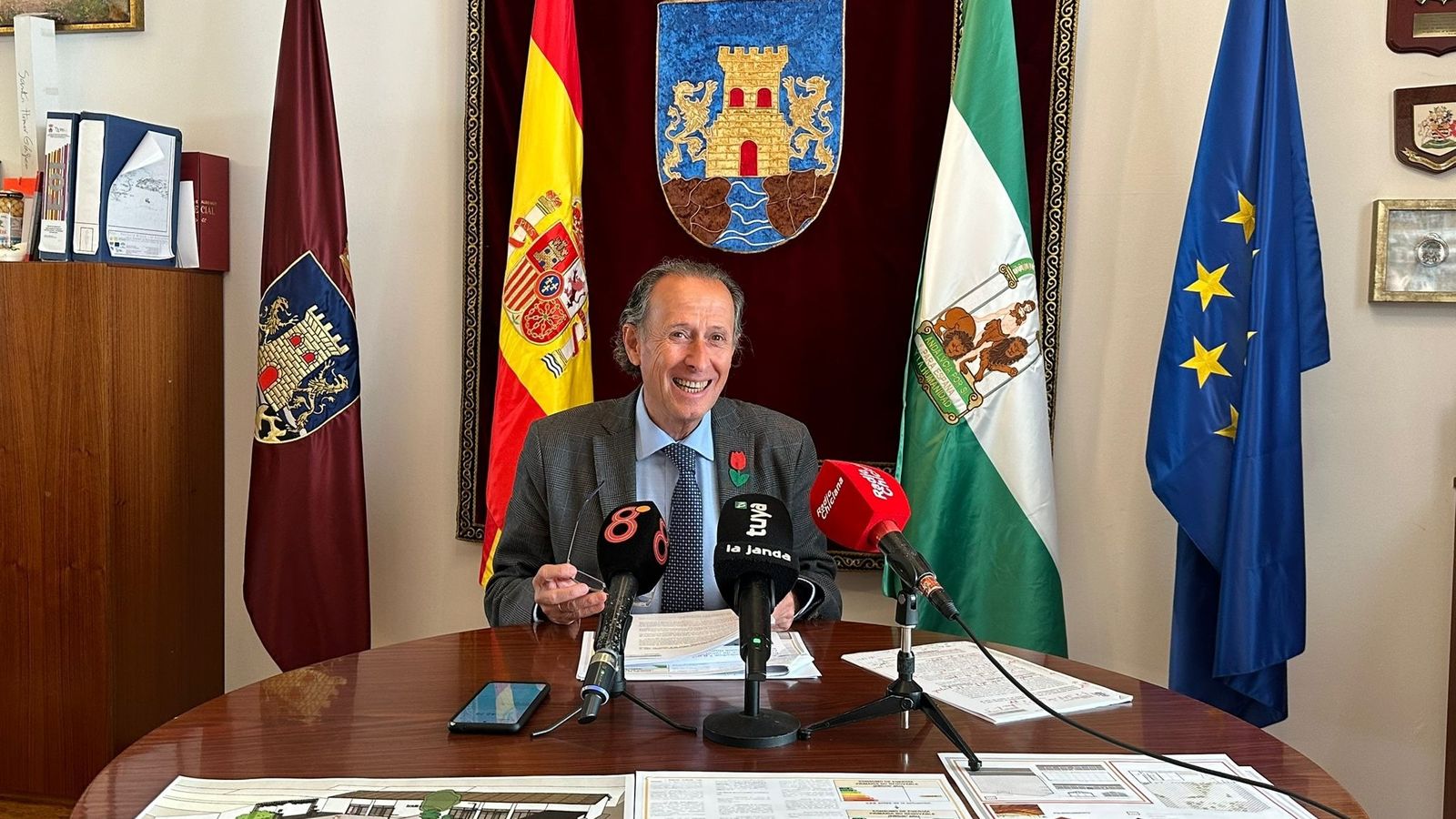 El alcalde de la localidad, José María Román, en la rueda de prensa de presentación del proyecto.