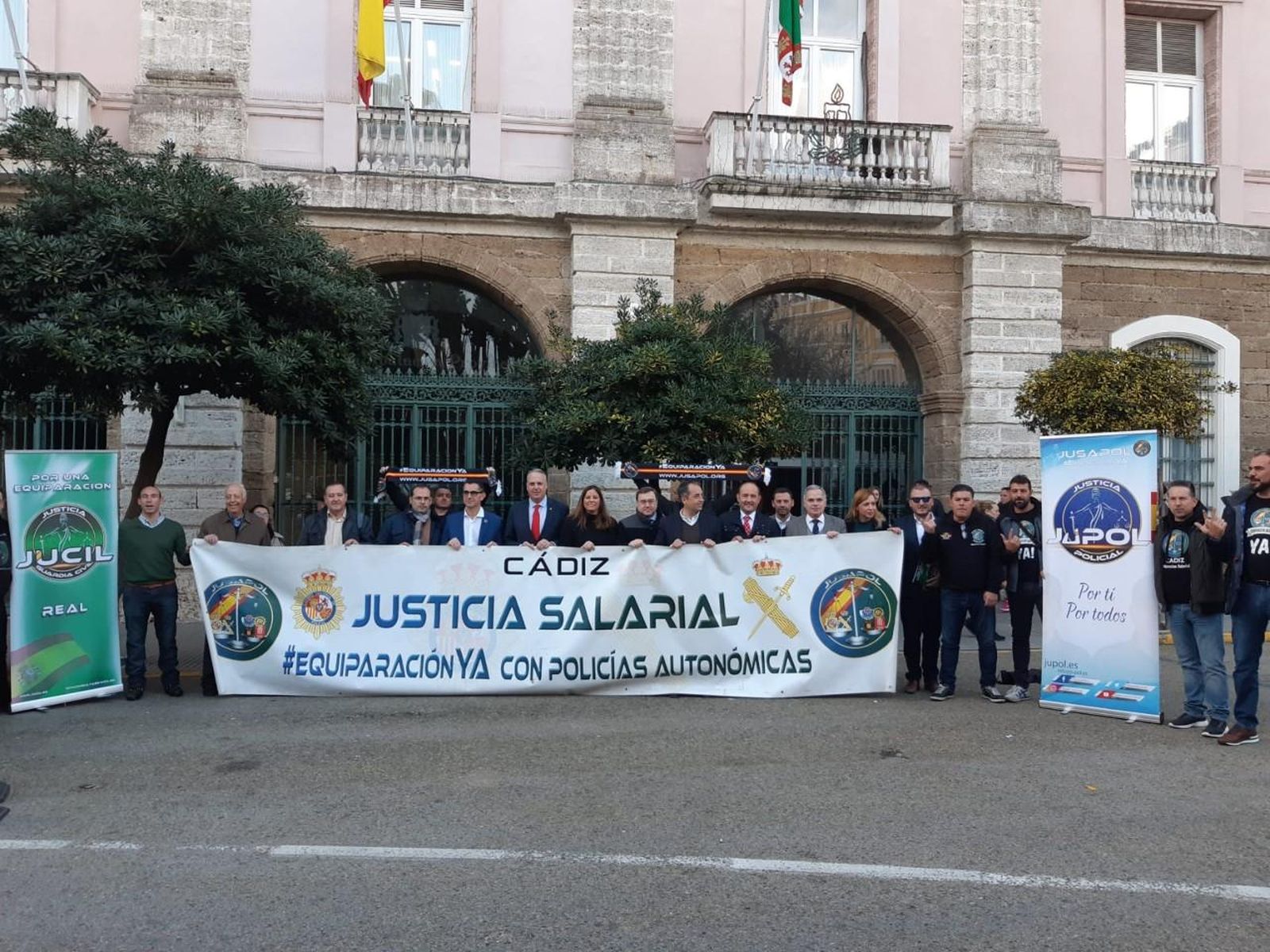 Representantes de Jusapol y de los grupos políticos a las puertas de la Diputación.