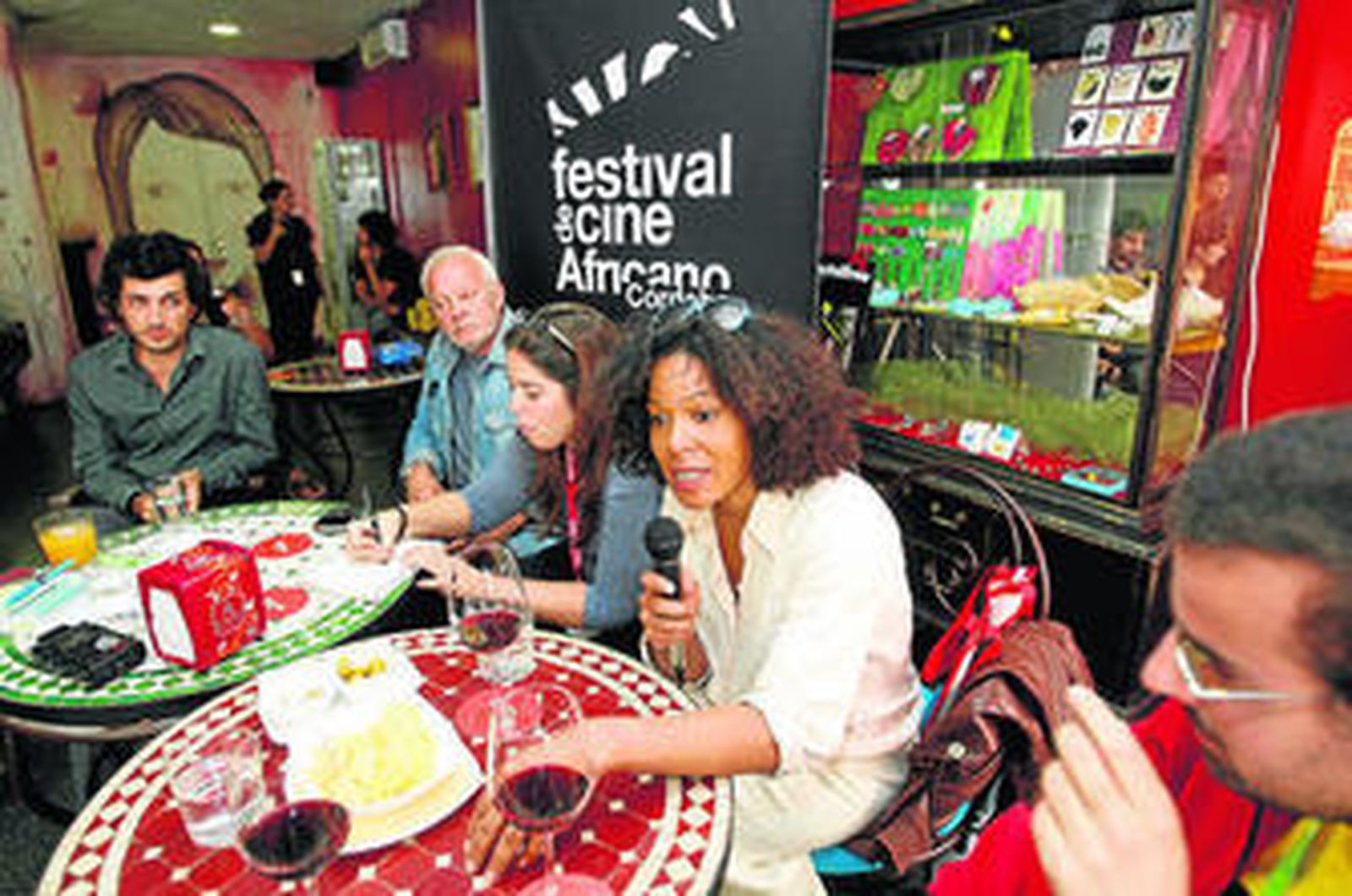 Okpako, con el micrófono, y Azevedo, segundo por la izquierda, en el encuentro de ayer.