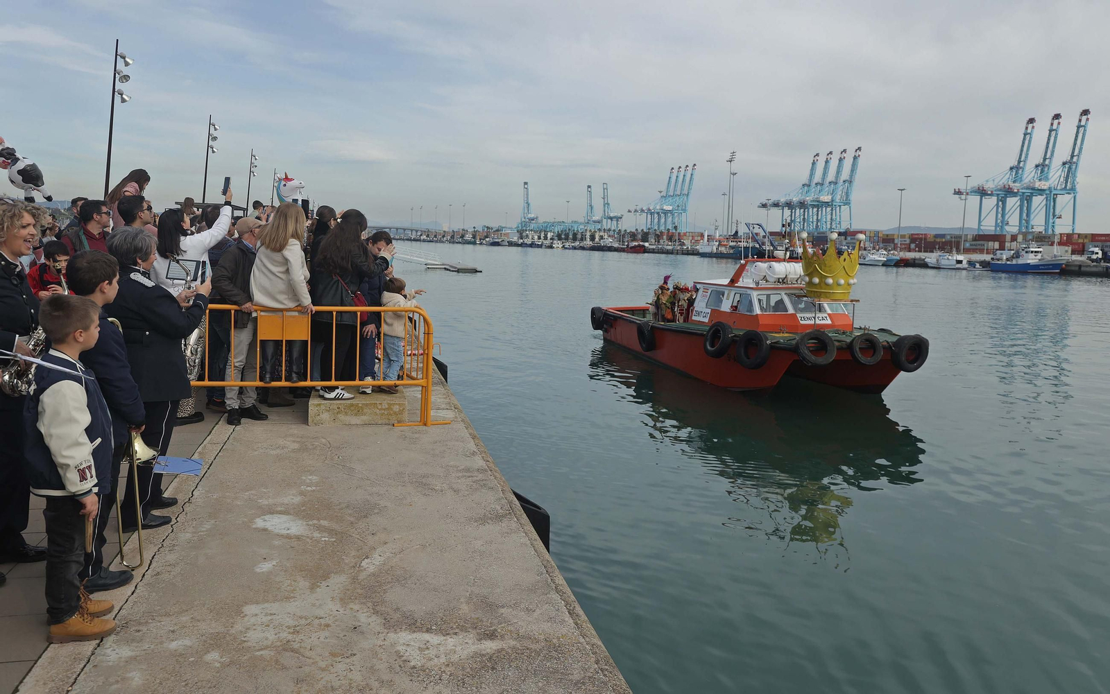Búscate en las fotos del Arrastre de Latas 2025 en Algeciras