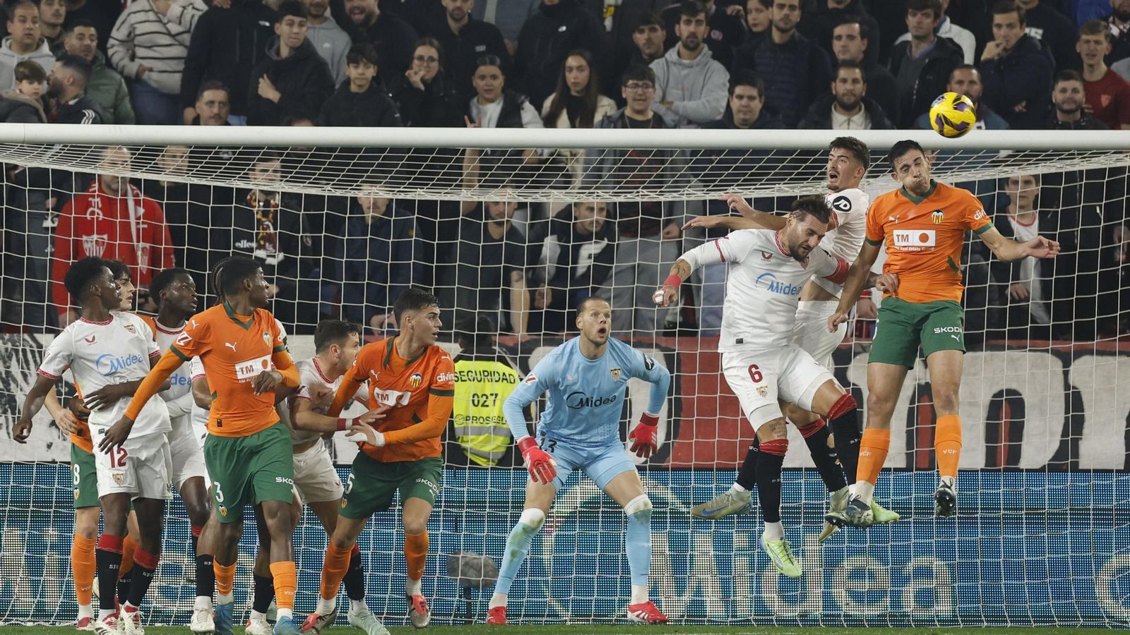 Nyland sigue la trayectoria del esférico en un balón aéreo del Valencia.