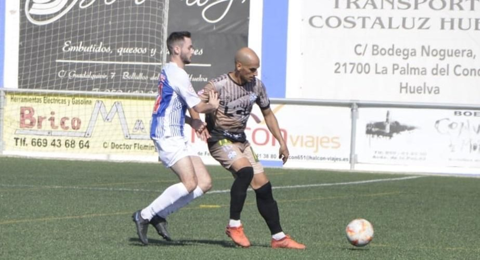 Javi Hervás es presionado por un jugador del Bollullos.