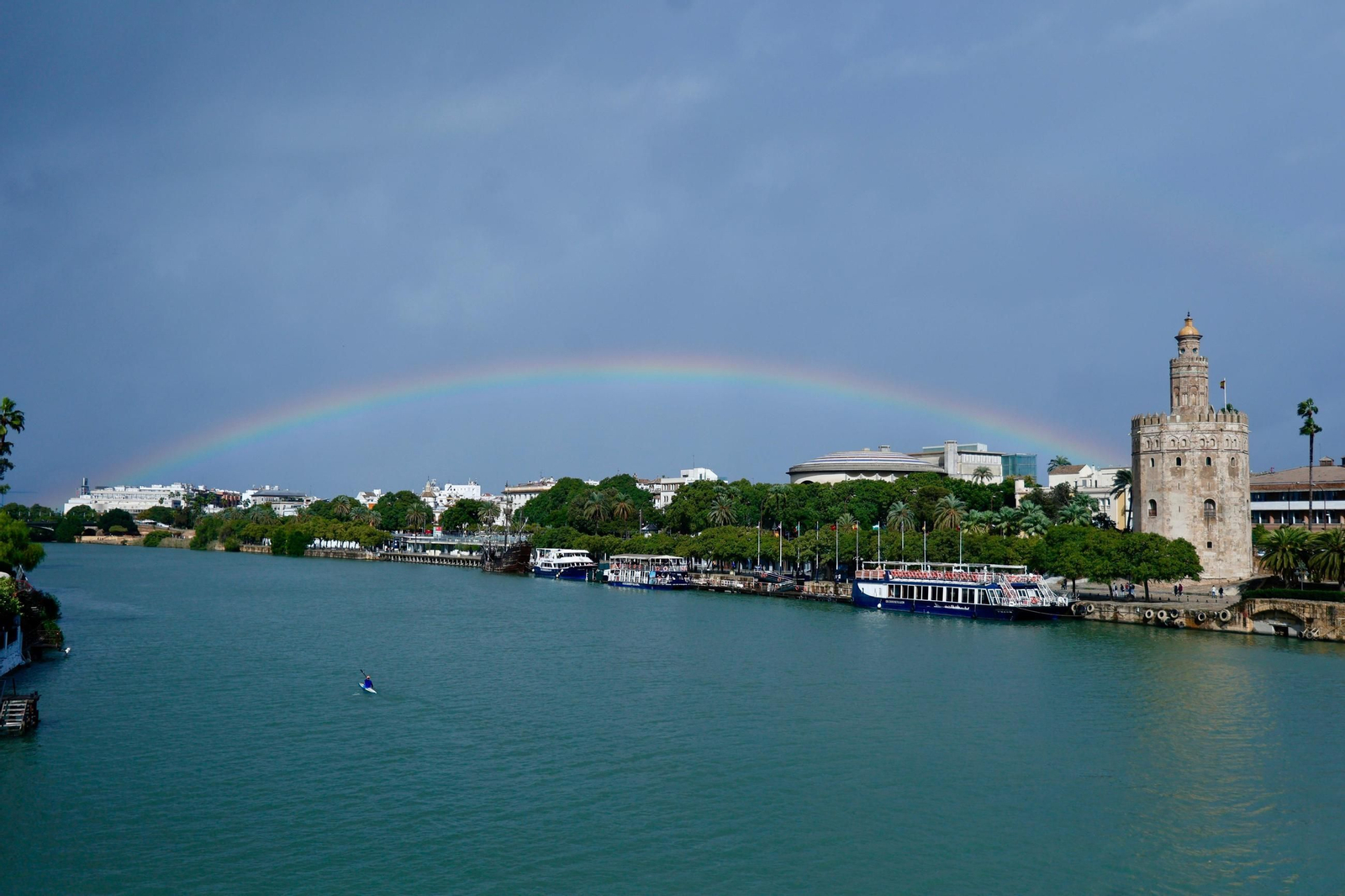 Un arcoiris sobre Sevilla captado desde la calle Betis.