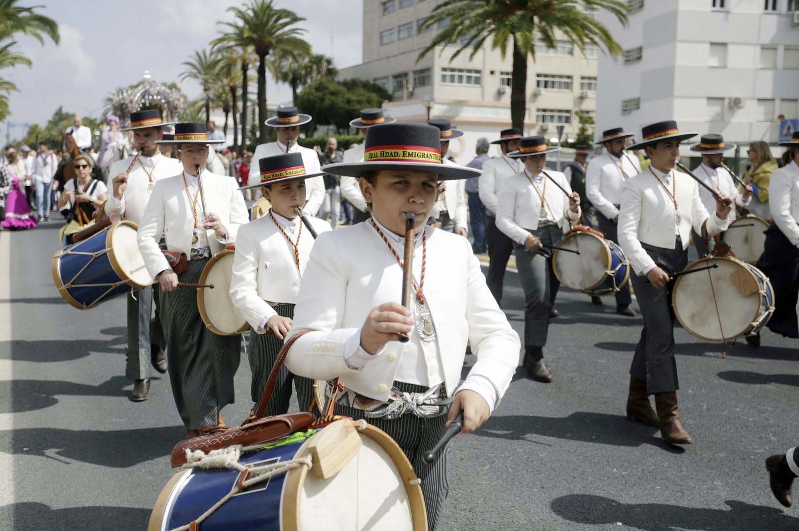 El Rocío 2023: Imágenes de la Hermandad de Emigrantes en su salida de Huelva