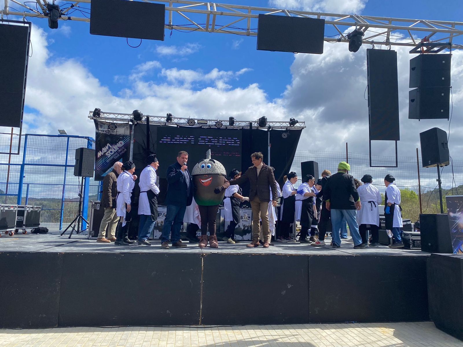 El mayor cocido del mundo cocinado en Jabugo, en imágenes.