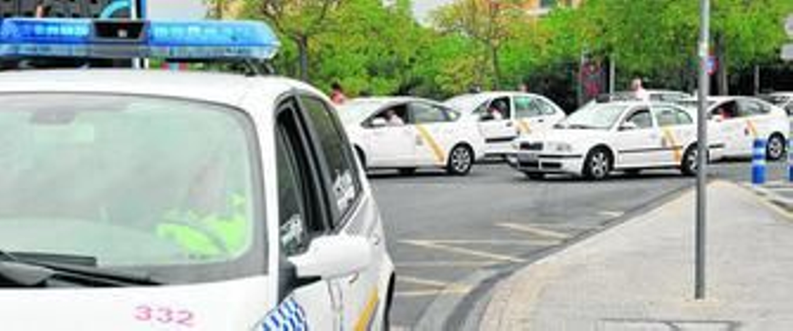 Un patrullero de la Policía Local controla la parada de taxis en la estación de Santa Justa, al mediodía de ayer.