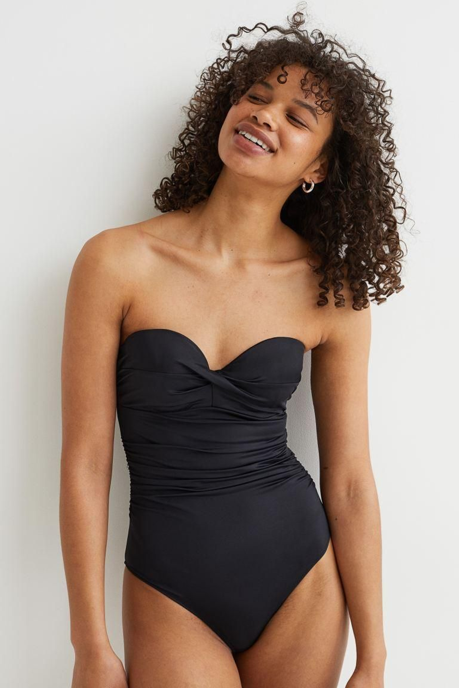 Bañador efecto moldeador negro de H&M.