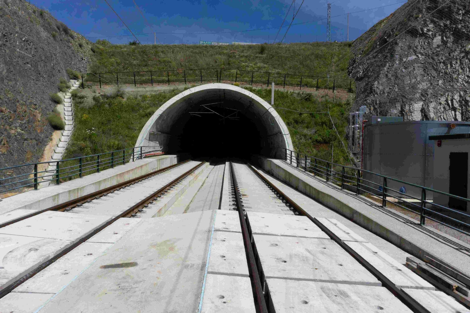 Vía montada en placa en túnel