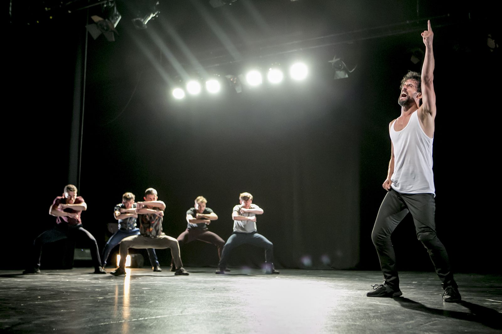 El elenco de 'La maldición de los hombres Malboro' en una de sus actuaciones.