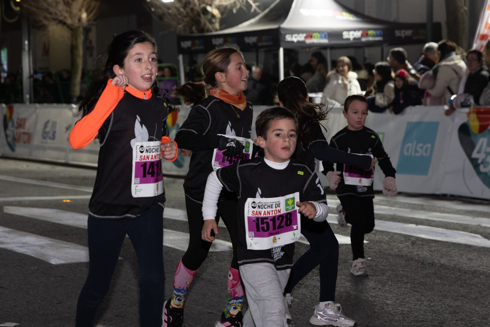 En imágenes: 2.000 atletas brillan con luz propia en la infantil de la Carrera de San Antón 2026