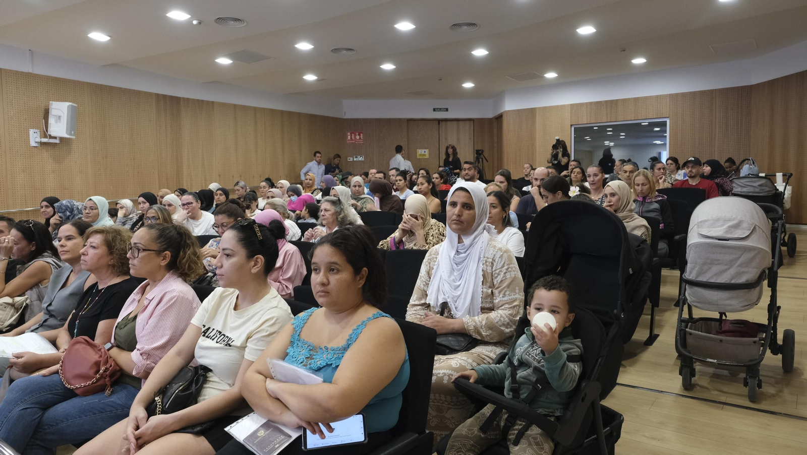 Entrega de material escolar a familias vulnerables, en imágenes