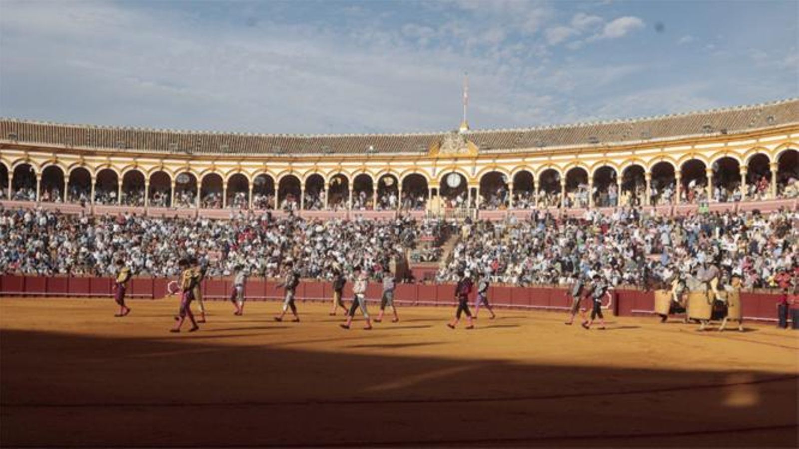 Paseíllo en la Maestranza con Morante de la Puebla, Juan Ortega y Roca Rey.