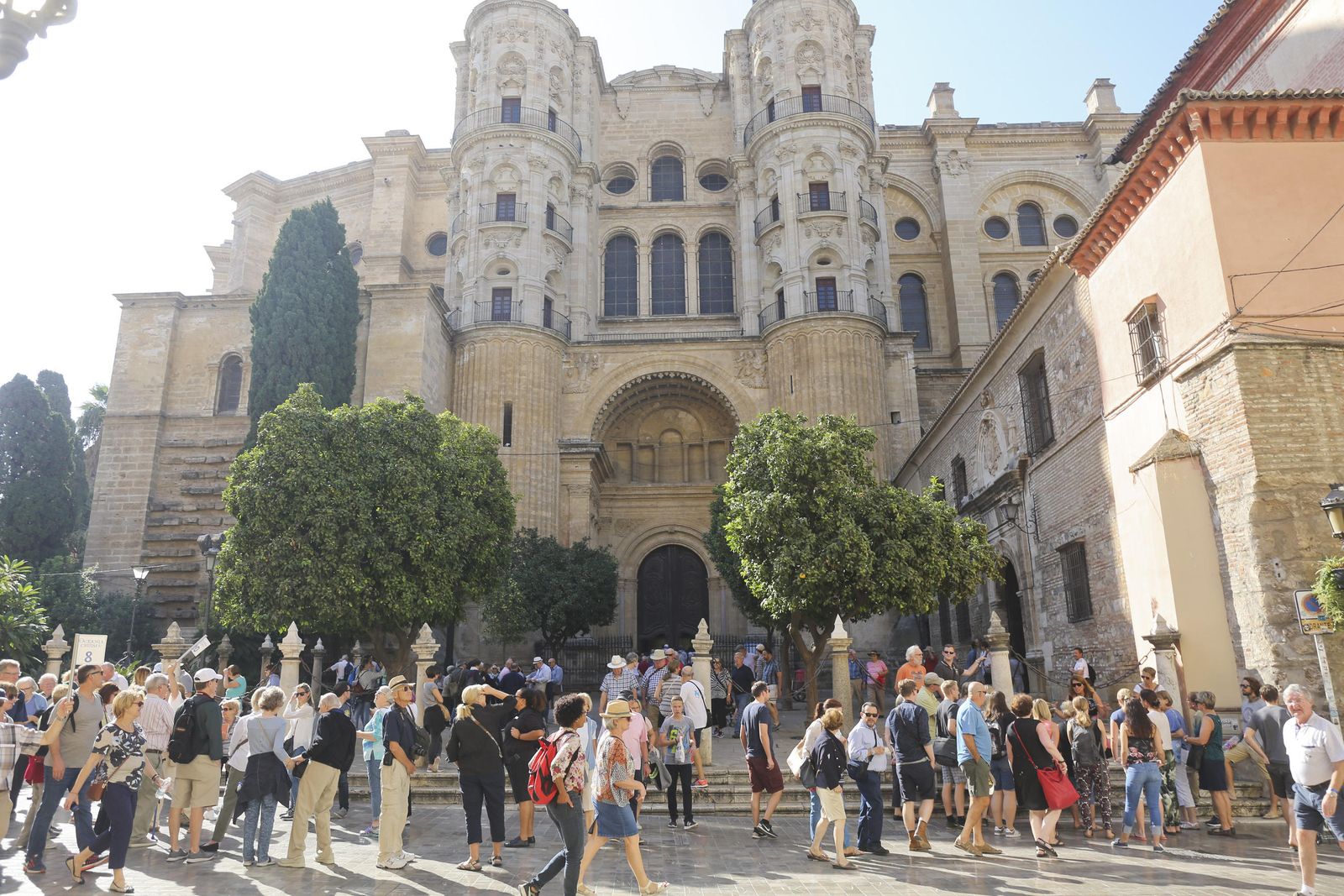 Un  grupo de turistas, a las  puertas de la  Catedral de Málaga.