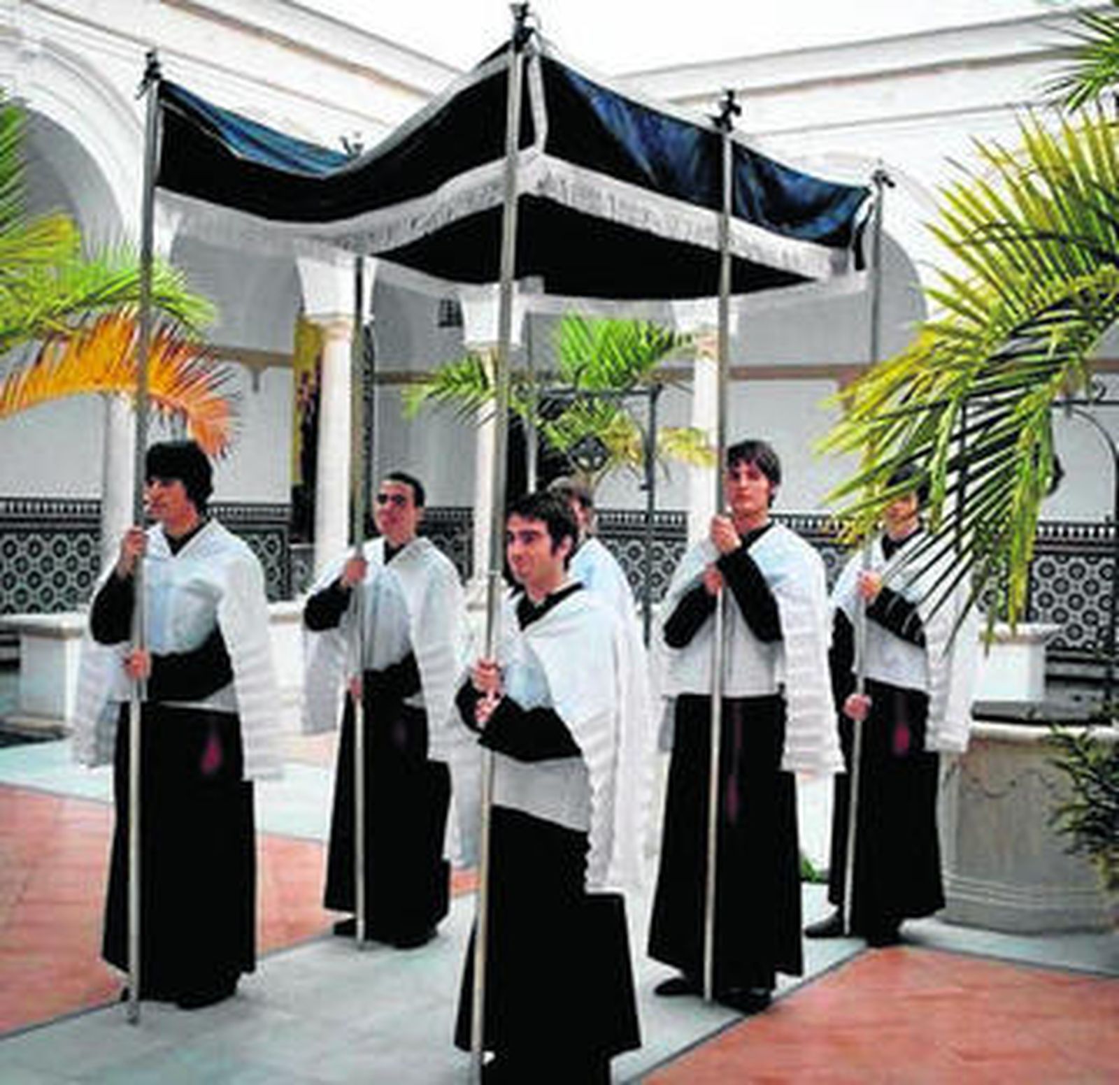 El palio de respeto y los servidores encargados de portarlo.