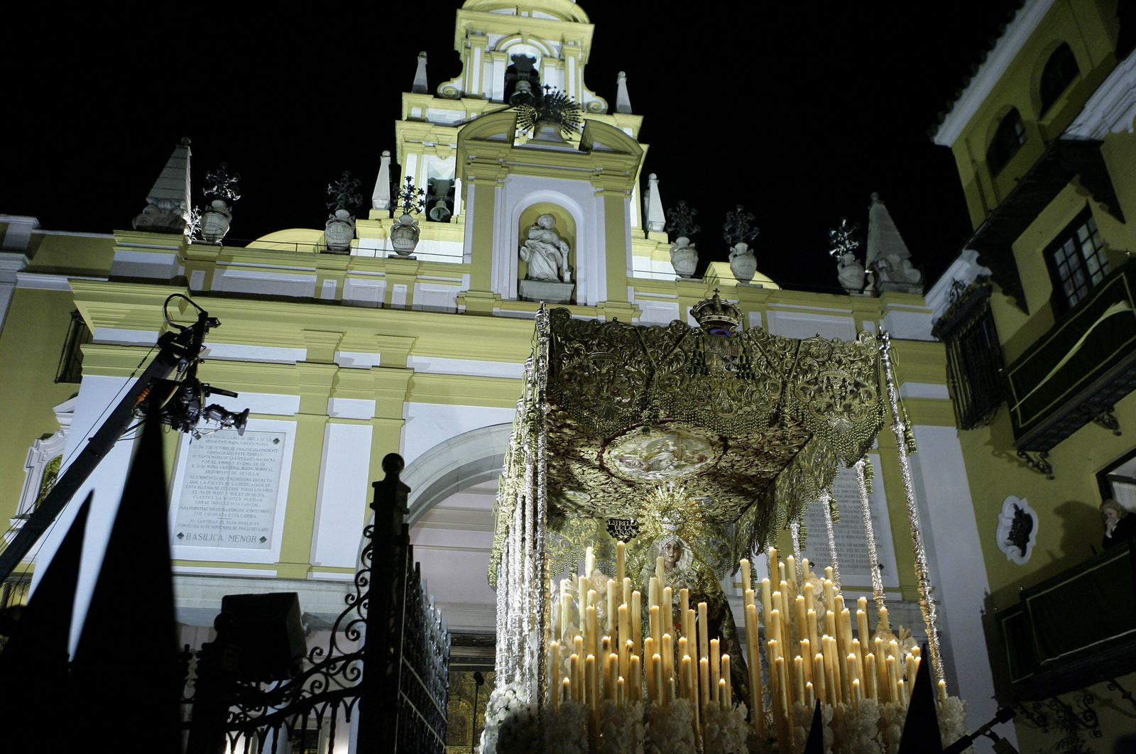 La Virgen de la Esperanza abandona el atrio de la basílica. Ya es Madrugada del Viernes Santo.