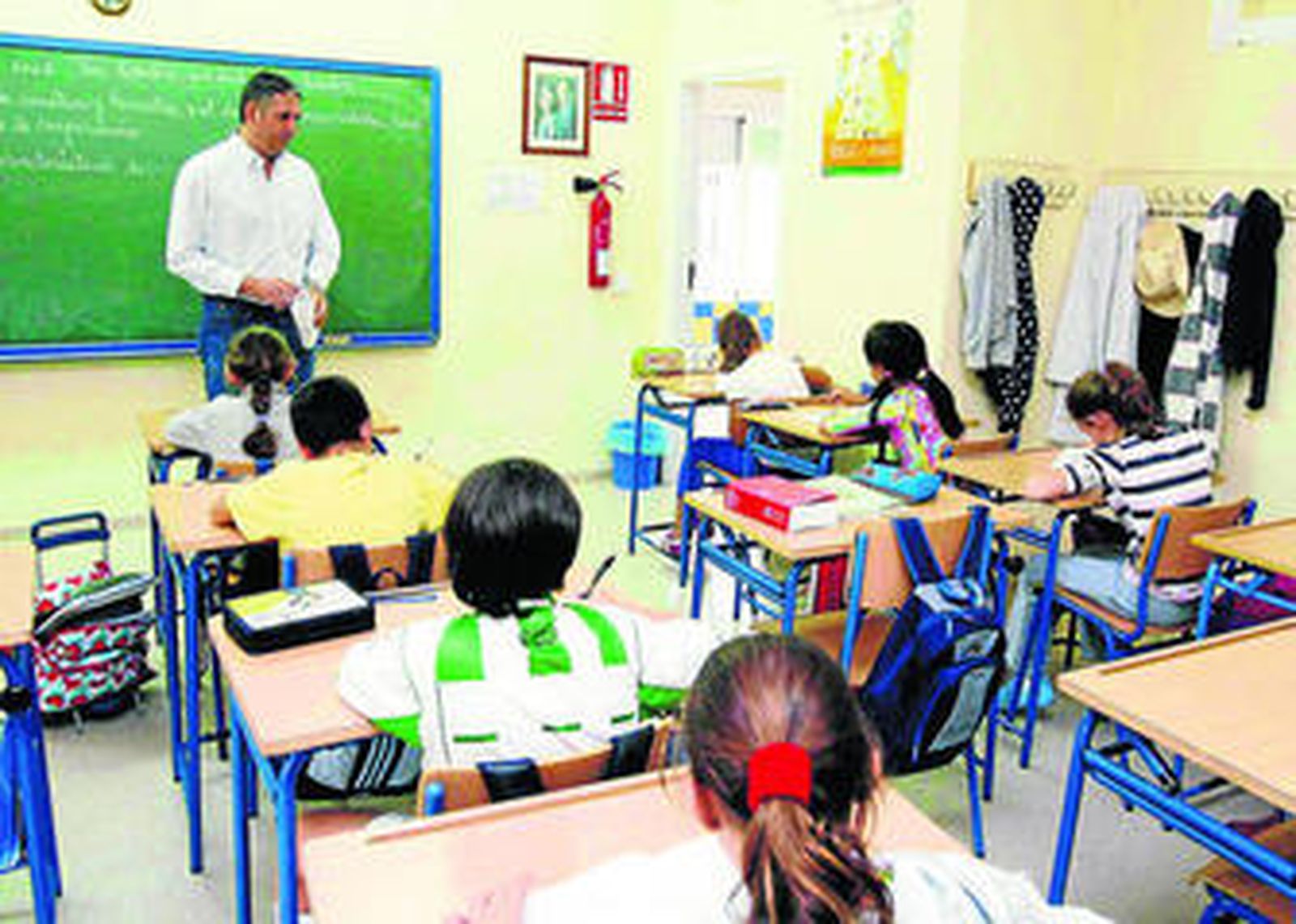 Un maestro imparte sus clases en un aula de Primaria.