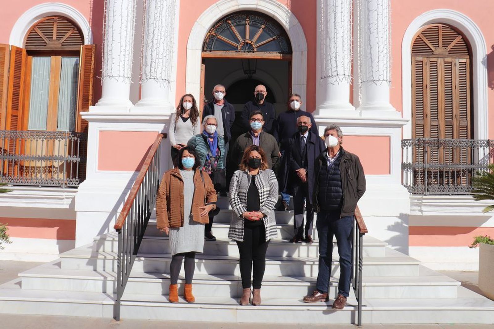 Foto de familia de algunos de los trabajadores jubilados con la alcaldesa