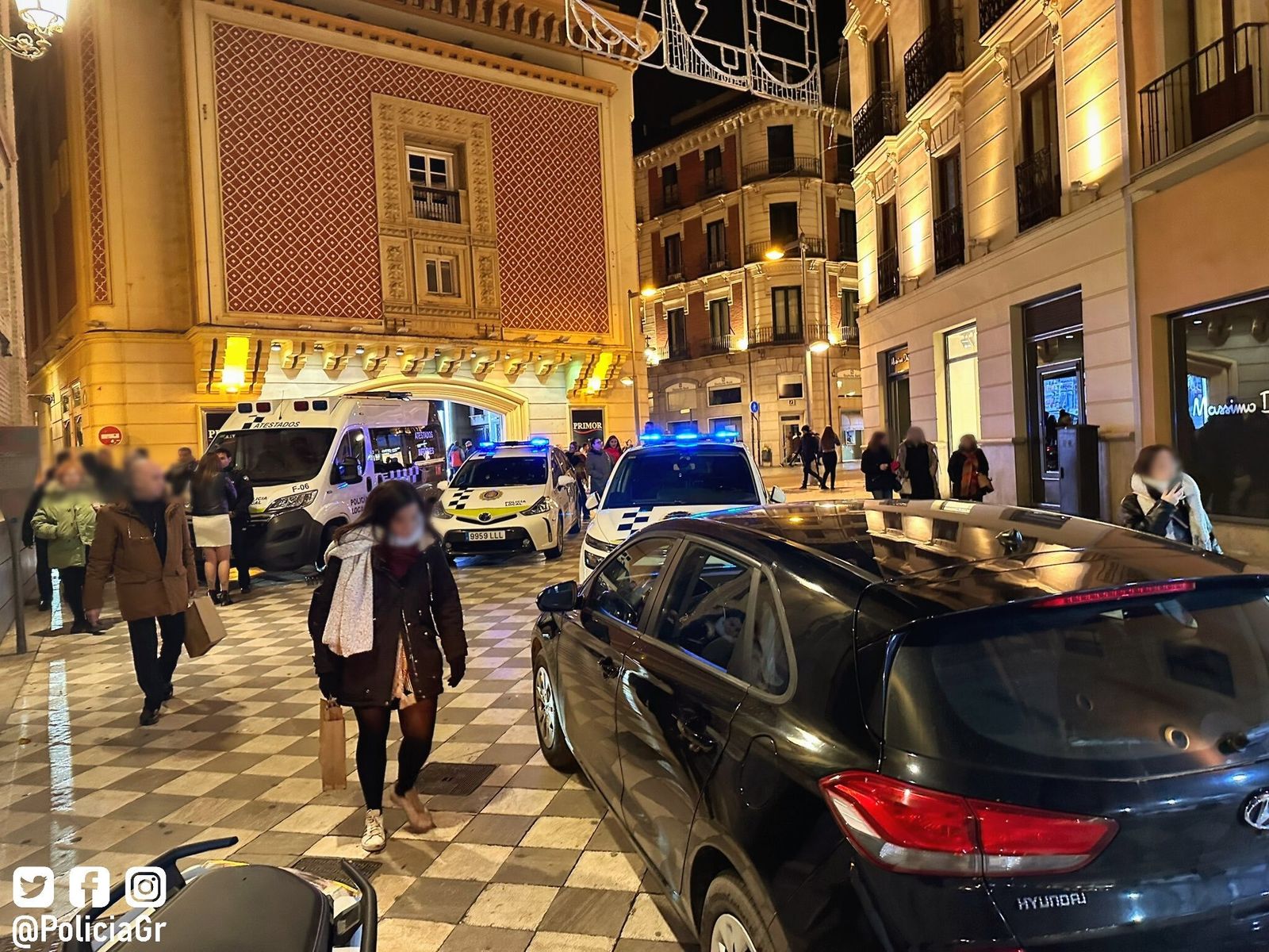 El conductor de un coche colisiona con una moto en el centro de Granada y continúa sin detenerse hasta el parking de San Antón