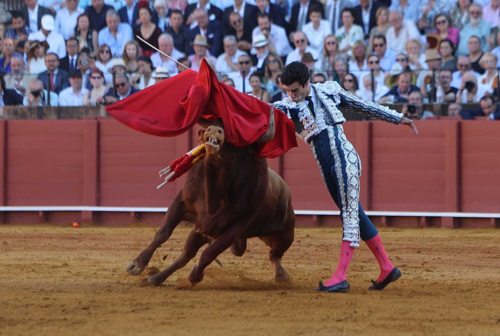 Imágenes de la corrida de toros en la Feria de Sevilla 2023 con El Juli, Alejandro Talavante y Tomás Rufo