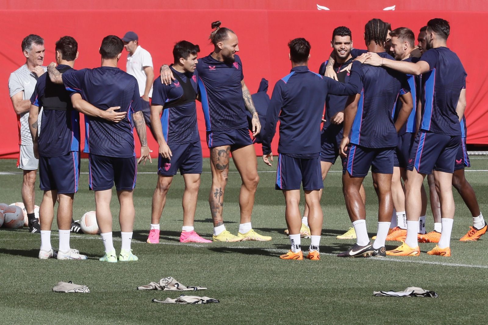 Un grupo de futbolistas del Sevilla, sonrientes, durante el entrenamiento de este miércoles.