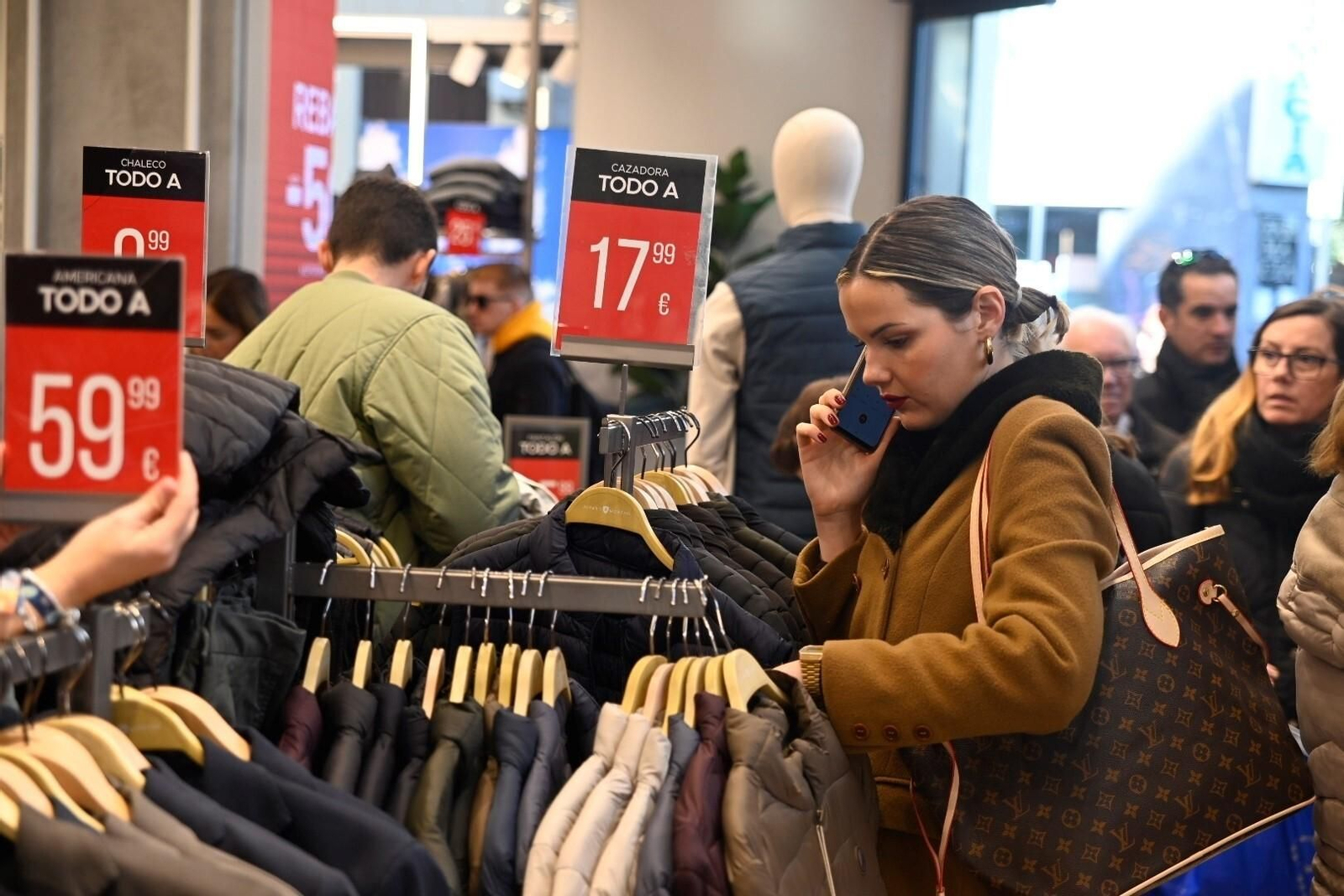 Las cordobeses se echan a la calle el primer día de las rebajas de invierno, en imágenes