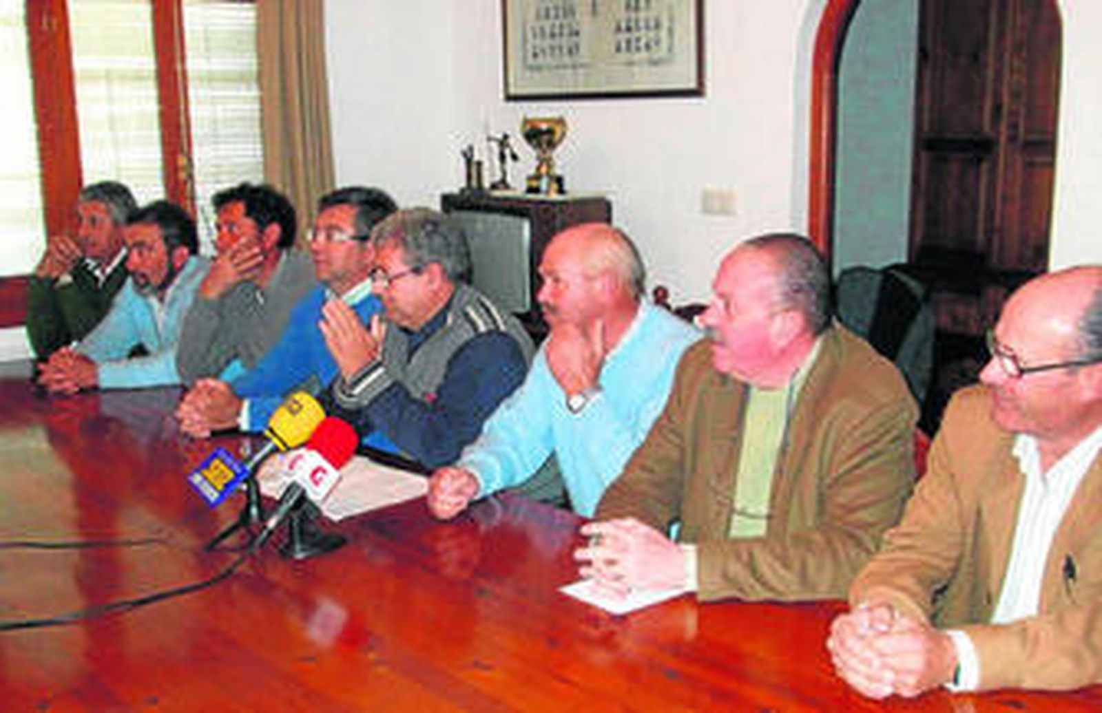 Una instantánea de la rueda de prensa que ofreció ayer por la tarde la nueva junta rectora de la cooperativa.