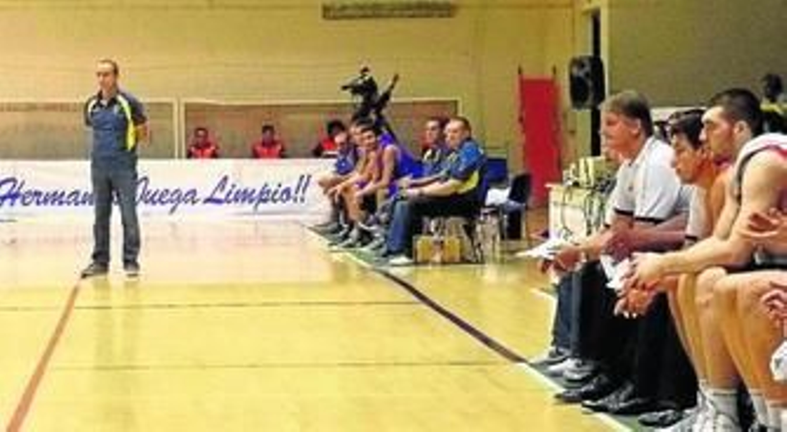 Scott Roth, sentado en el banquillo, observa el choque contra el Estudiantes en Los Montecillos con Txus Vidorreta al fondo.