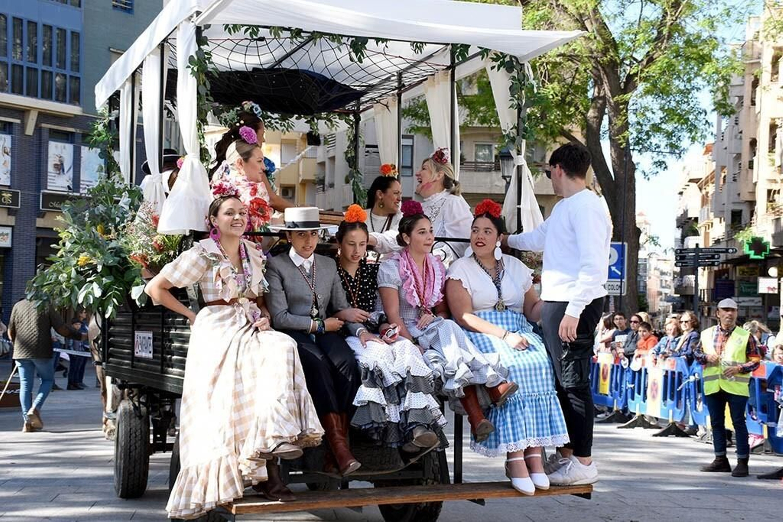 Imágenes de los peregrinos de la Hermandad de Emigrantes en su salida por las calles de Huelva
