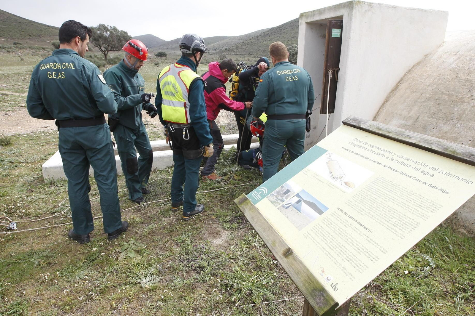 La Unidad de Montaña de la Guardia Civil junto a los GEAS realizando trabajos de descarte en pozos.