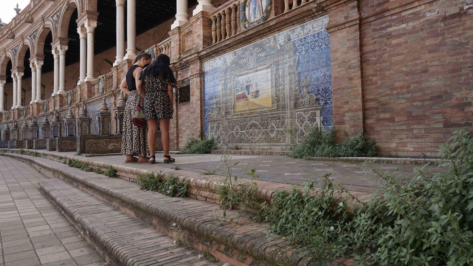 Abundante vegetación en la Plaza de España