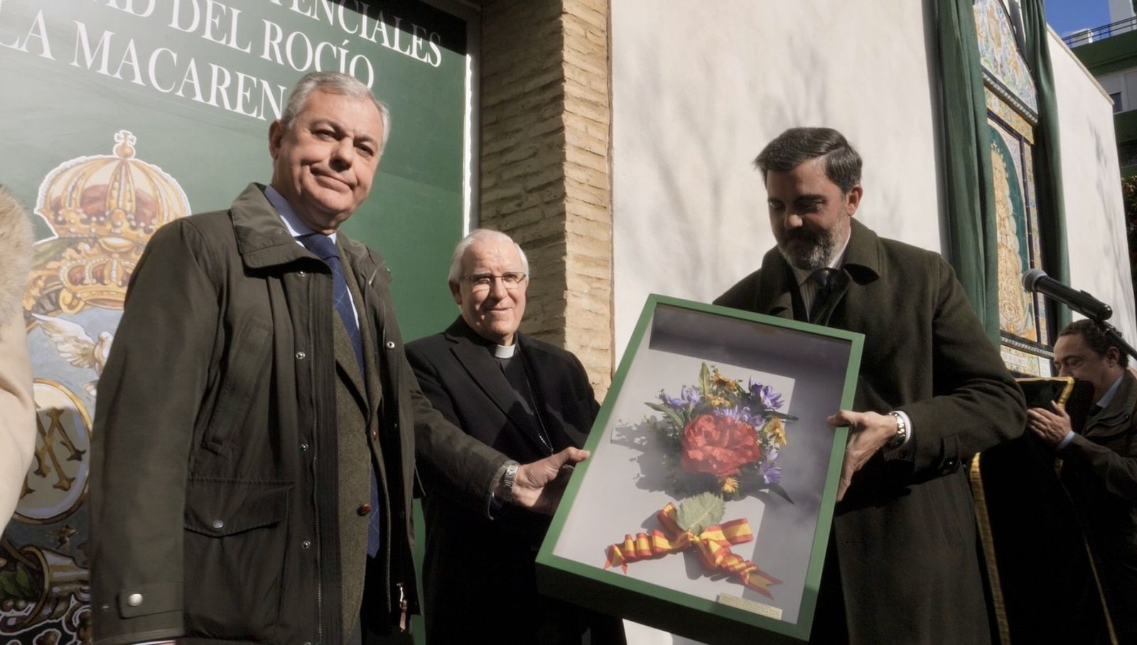 El alcalde y el arzobispo junto al hermano mayor, Mario Niebla del Toro
