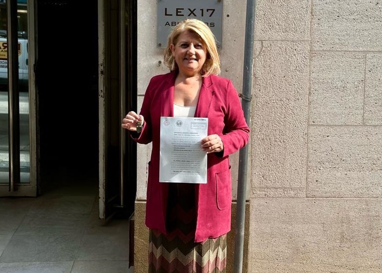 Lourdes Ramos muestra el documento notarial.