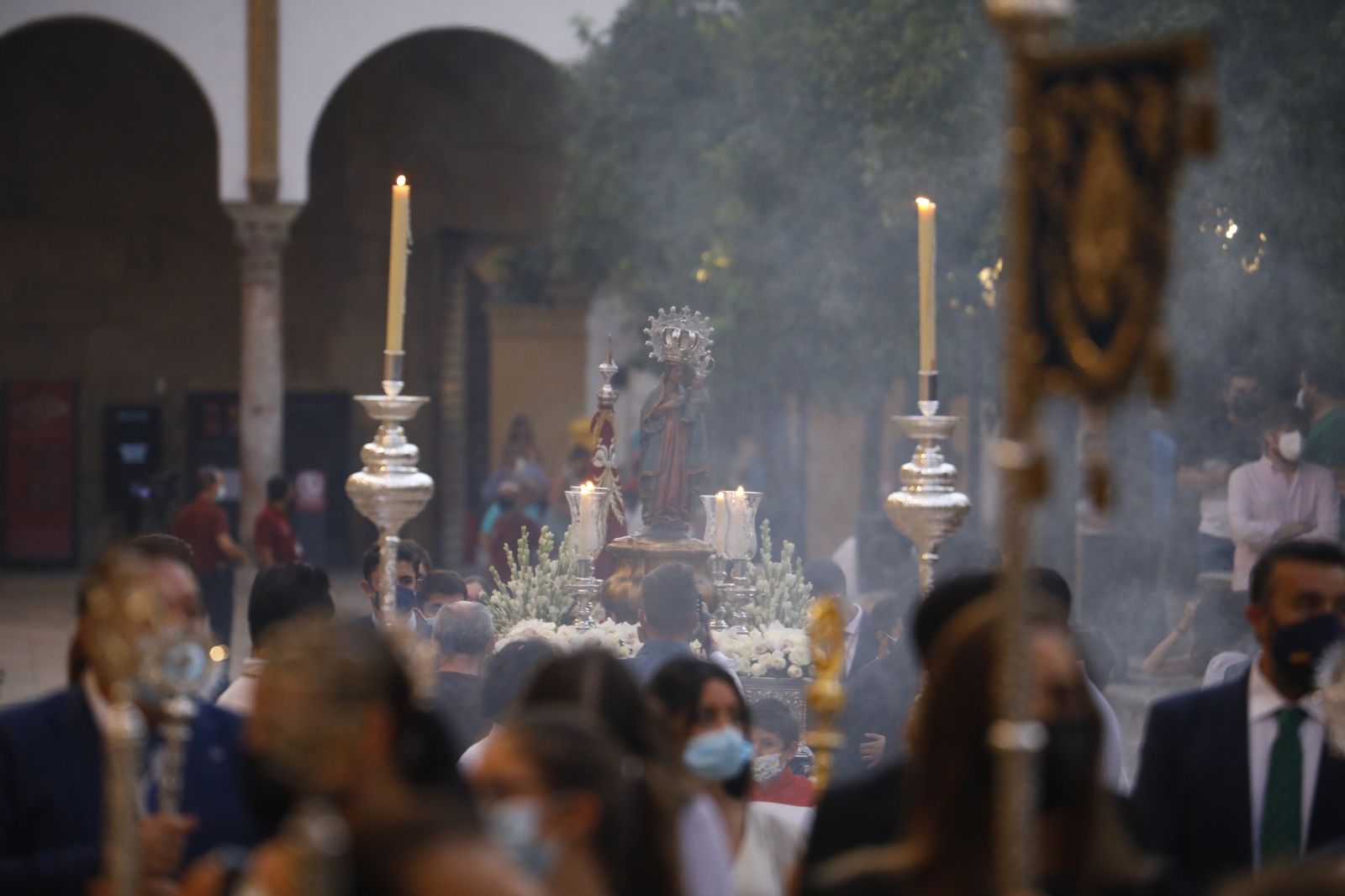 El vía lucis con la Virgen de la Fuensanta en el Patio de los Naranjos, en imágenes