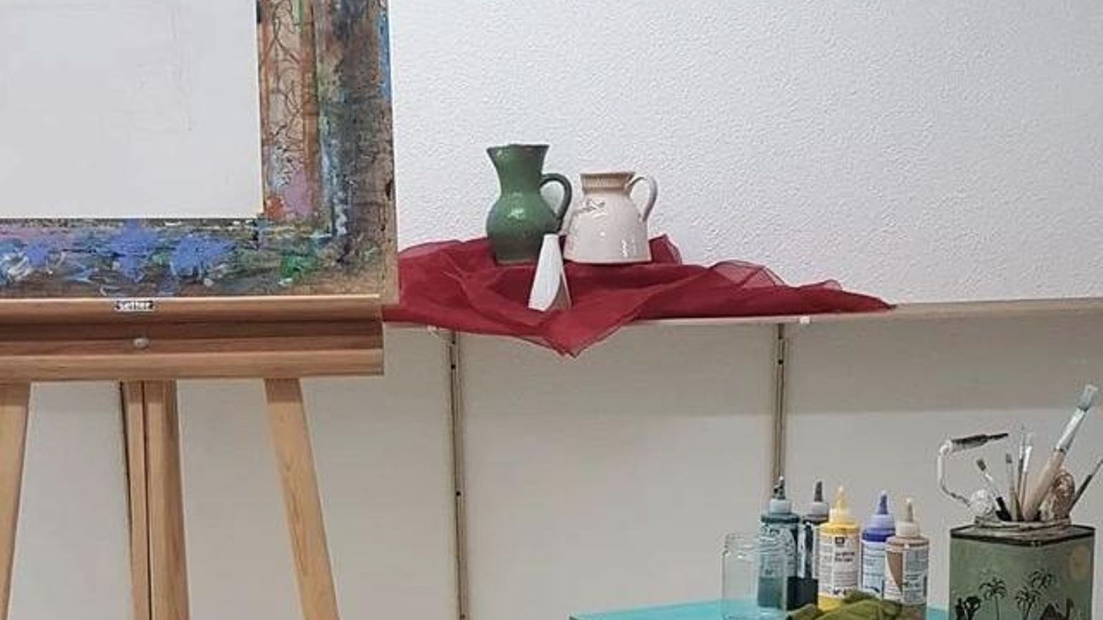 Interior del taller de pintura en la calle Huertas de Algeciras