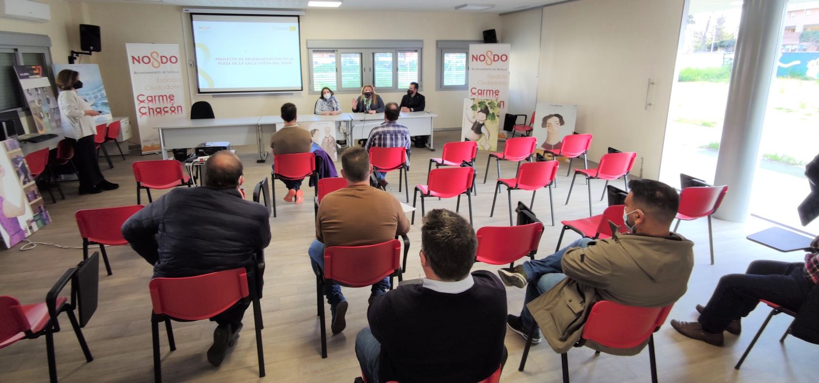 Un momento de la reunión en el distrito para presentar el proyecto de reurbanización.