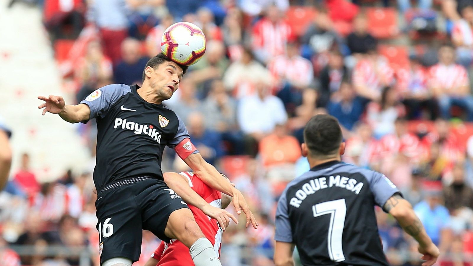 Jesús Navas despeja de cabeza la pelota.
