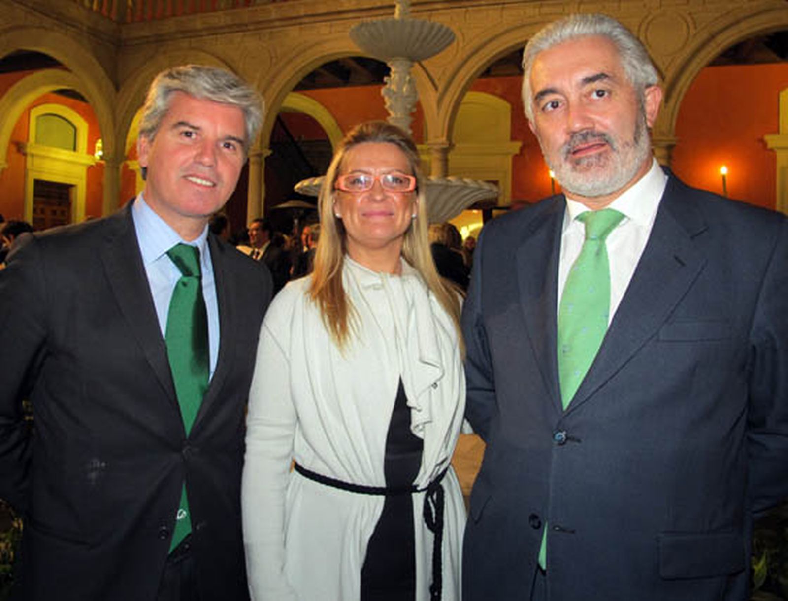 Miguel Guillén, presidente del Real Betis Balompié; Pilar Lacasta, directora de Comunicación y Relaciones Institucionales de Cajasol, y el doctor José Millán.

Foto: Victoria Ramírez