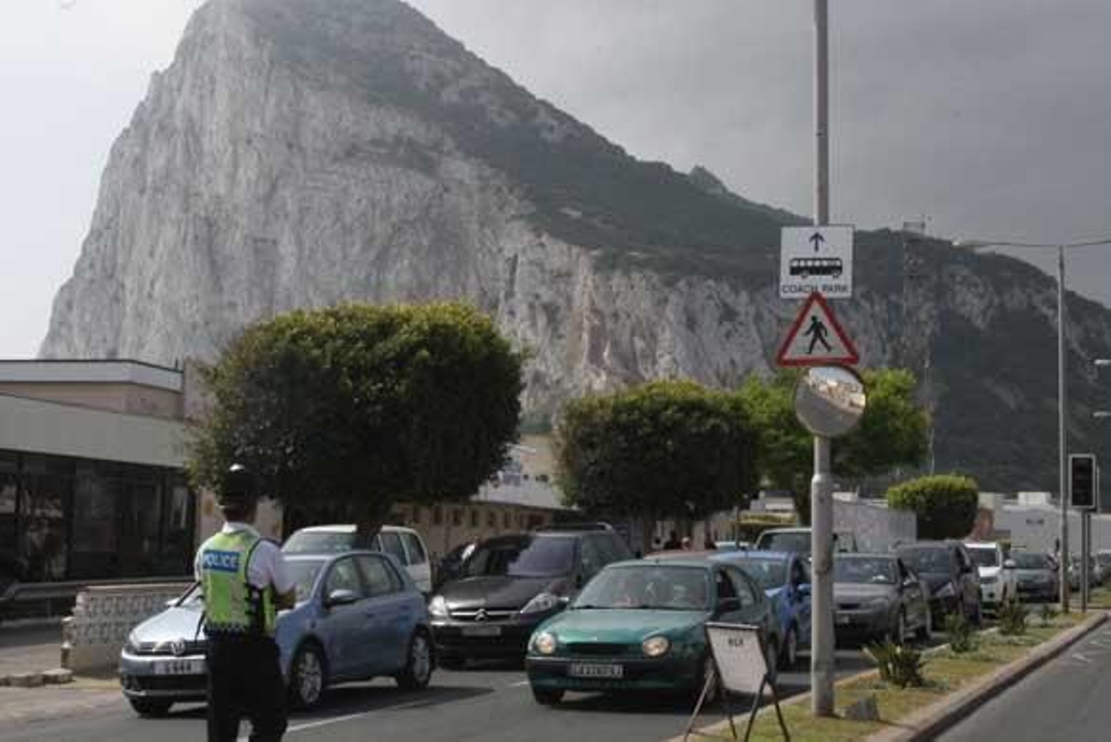 Trabajadores españoles en Gibraltar protestan por las colas en la verja